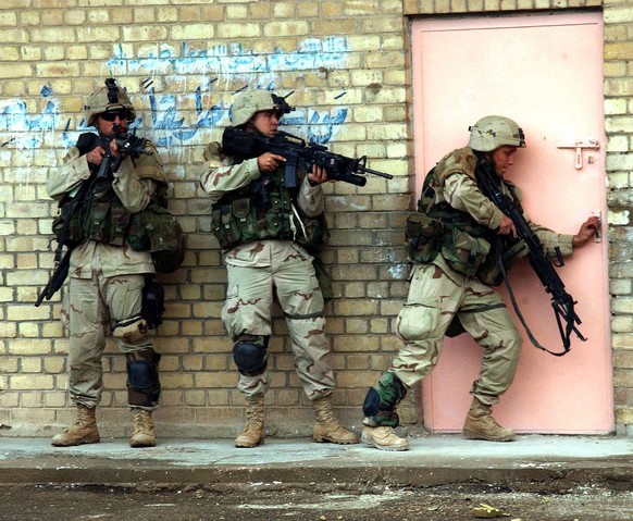 Höhere Verluste als bei der Invasion des Iraks: US-Soldaten durchsuchen ein Haus in Falludscha, November 2004.&nbsp;