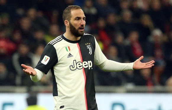 epa08216152 Juventus&#039; Gonzalo Higuain reacts during the first leg of the Coppa Italia semi final soccer match between AC Milan and Juventus at Giuseppe Meazza stadium in Milan, Italy, 13 February ...