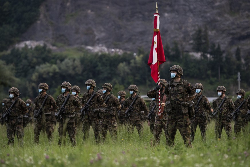 Soldaten mit Schutzmaske bei der Faehnenuebergabe des Infateriebataillons 65 der Schweizer Armee, am Dienstag, 16. Juni 2020, in Walenstadt. Das Bataillon beendet heute als letztes der Schweizer Armee ...