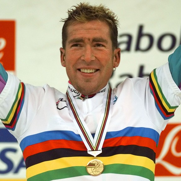Oscar Camenzind of Switzerland waves on the podium after he won the elite men road race at the Cycling World Championships in Valkenburg, southern Netherlands, Sunday, October 11, 1998. (KEYSTONE/AP P ...