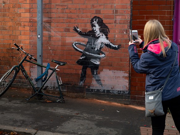 Corona und der Umgang mit der Krise - auch in den Kunstwerke von Banksy spiegeln sich die Herausforderungen dieses Jahres deutlich wieder: In Nottingham tauchte etwa an einer Hauswand ein Bild eines M ...