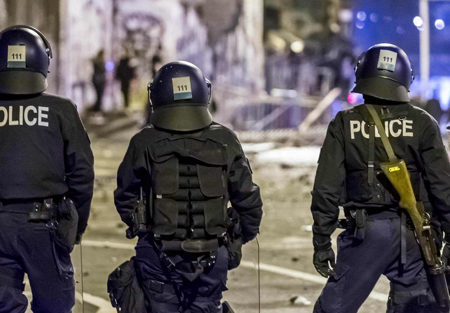 Polizei bei der Reitschule in Bern nach einer Demonstration, am Samstag, 25. Februar 2017. Bei der Protestkundgebung am Samstagabend sind mehrere Personen verletzt worden. Ein Grossaufgebot der Polize ...