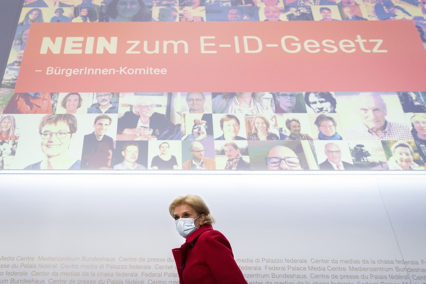 Doris Fiala, Nationalraetin FDP-ZH, kurz vor Beginn einer Medienkonferenz des Komitees fuer ein NEIN zum E-ID-Gesetz, am Montag, 14. Dezember 2020, in Bern. (KEYSTONE/Peter Klaunzer)